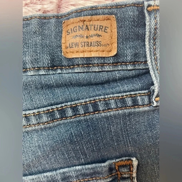 Levi Strauss Signature Jean denim shorts frayed distressed style  size 2- W26 - Picture 9 of 14